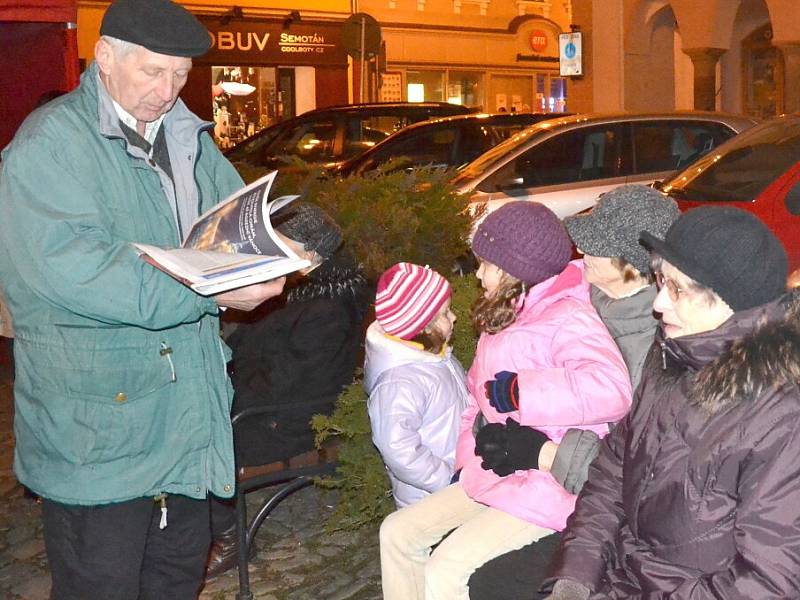 V Jindřichově Hradci začal program Česko zpívá koledy krátce po 17. hodině.