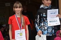 Aneta Novotná (vlevo) zvítězila ve Skalnici v kategorii žákyň B.