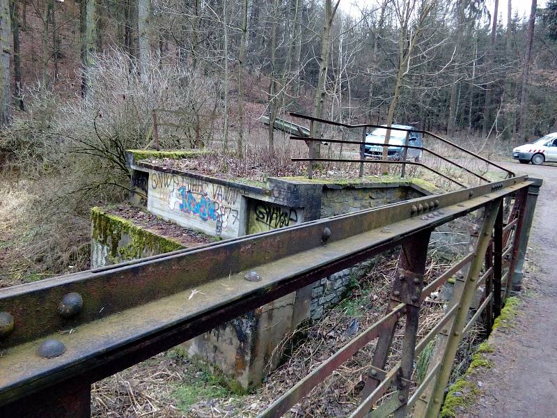 Most přes Nežárku u Líšného dvora v Jindřichově Hradci. Dnes už zde slouží pouze lávka.