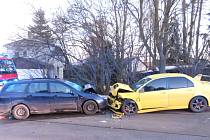 Střet dvou osobních aut ve středu pozdě odpoledne v Domaníně na Třeboňsku měl tragické následky. Řidič fordu na místě zemřel. 