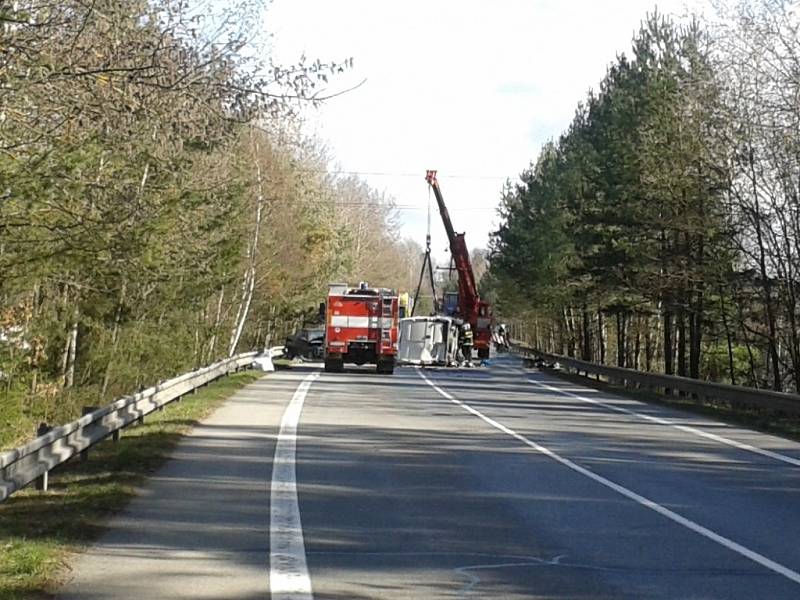 U Třeboně dodávka smetla dvě auta. Ve favoritu zahynuli dva muži. 