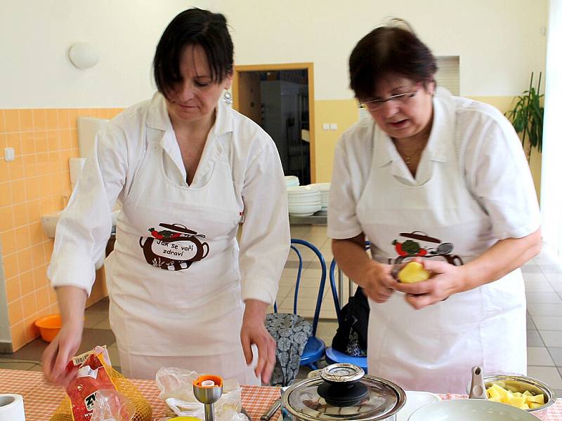 Kuchařky z jindřichohradeckých školních jídelen se utkaly o nejlepší velikonoční pokrm v rámci projektu Jak se vaří zdraví.