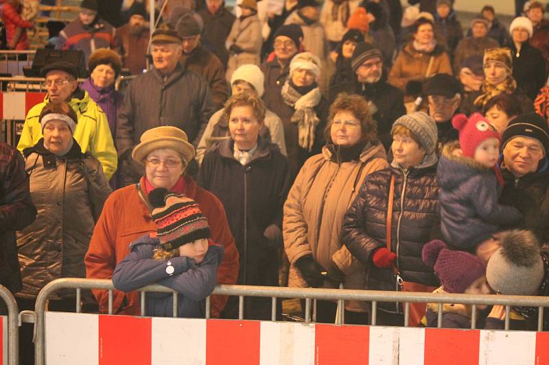 Jindřichohradecké náměstí Míru zaplnily při celorepublikové akci Česko zpívá koledy stovky lidí.