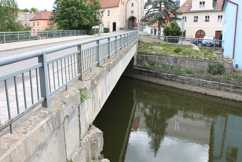 Most přes Nežárku je podle průzkumu ve špatném stavu. Chystá se proto jeho náročná oprava.