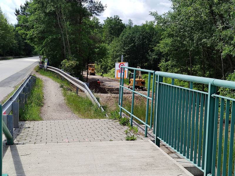 Cyklisté mířící ze Staré Hlína do Třeboně již brzy nebudou muset vjíždět na velmi frekventovanou silnici I. třídy spojující lázeňské město s Jindřichovým Hradcem. Na snímku je začínající část cyklostezky ve Staré Hlíně.