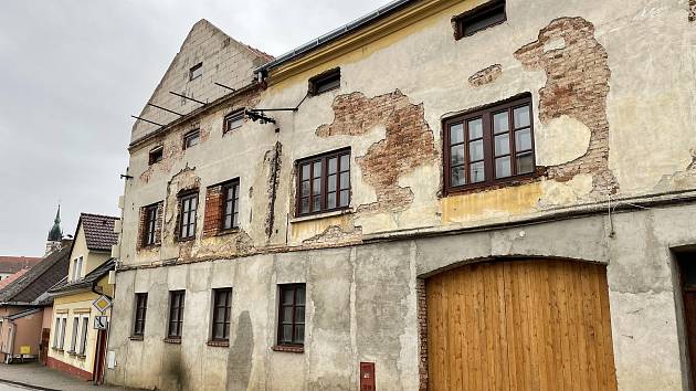 Město chce chátrající dům v Nežárecké zachránit. Uvnitř vzniknou byty pro rodinné bydlení i prostor pro obchody nebo kanceláře.