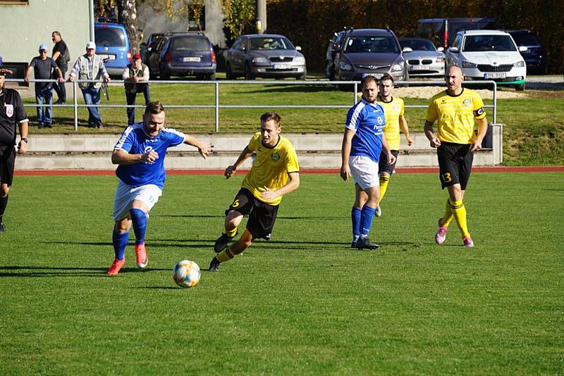 Fotbalisté Nové Bystřice (v modrém) doma nečekaně podlehli Neplachovu a přišli o první místo.