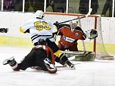 Jindřichohradečtí hokejisté (v bílých dresech) se v 21. kole krajské ligy postarali o překvapení, když zvítězili na ledě Strakonic 6:5.