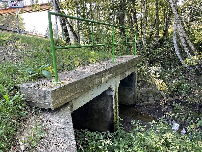 Most vedoucí pod větví silnice I/34 směrem do Vídeňské ulice se chystá na opravu.