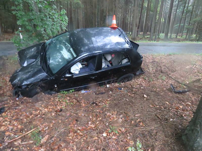 U Majdaleny na rozcestí "U Červeného kříže" bylo nalezeno havarované osobní vozidlo tovární značky Škoda Fabia. Policie stále pátrá po řidiči.