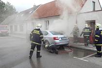 V Lomnici od zábavné pyrotechniky začalo hořet auto. Na místě zasahovali profesionální a místní dobrovolní hasiči. 
