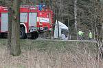 U Lásenice se střetlo osobní auto s kamionem. Jedna osoba v autě na místě zemřela, druhá byla těžce zraněná. 