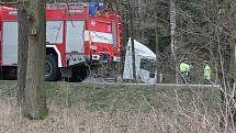 U Lásenice se střetlo osobní auto s kamionem. Jedna osoba v autě na místě zemřela, druhá byla těžce zraněná. 