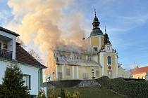 V Chlumu u Třeboně hořel v pondělí večer kostel.