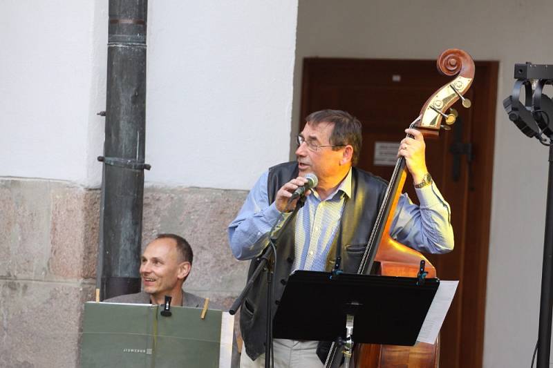 V muzeu Jindřichohradecka se konal Jarní swingový koncert v podání místních hudebníků. Jeho hostem byl i hráč na pilu Vráťa Volenec.