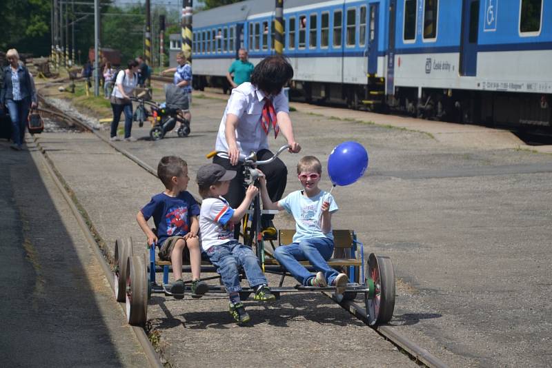 Den dětí s párou na jindřichohradeckém vlakovém nádraží.