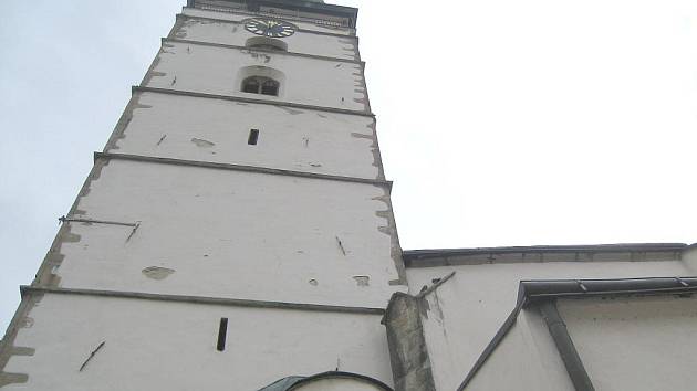 Městská věž u kostela Nanebevzetí P. Marie v Jindřichově Hradci.