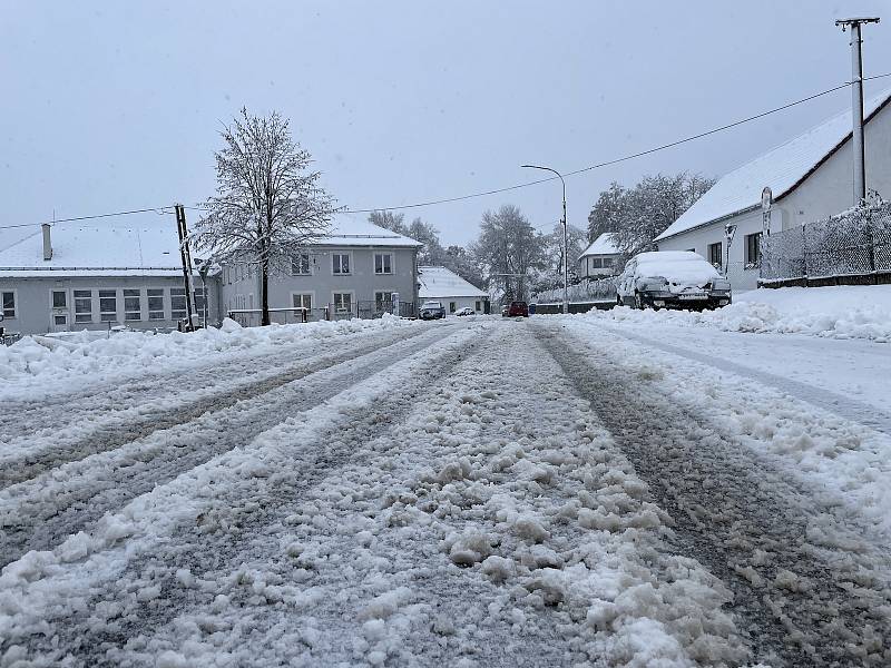 Na Jindřichohradecku místy napadlo až 15 centimetrů sněhu.