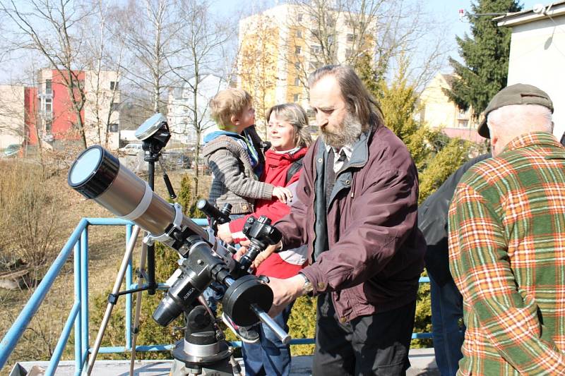 Na jindřichohradeckou hvězdárnu přišly pozorovat Slunce stovky lidí. 