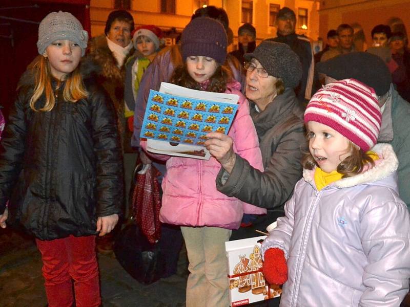 Nesem vám noviny zpíval v Jindřichově Hradci tisícihlavý sbor.