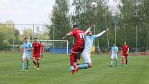 Jindřichohradečtí fotbalisté se o víkendu doma nepředstaví, protože je čeká divizní derby v Čížové. Naposledy však tým od Vajgaru na svém stadionu schytal debakl 0:5 od Tachova (snímky z tohoto utkání).