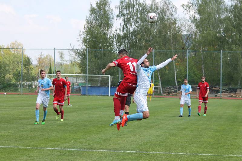 Jindřichohradečtí fotbalisté se o víkendu doma nepředstaví, protože je čeká divizní derby v Čížové. Naposledy však tým od Vajgaru na svém stadionu schytal debakl 0:5 od Tachova (snímky z tohoto utkání).