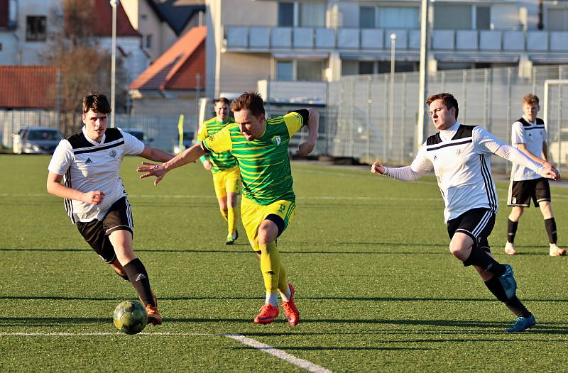 Fotbalisté Třebětic (v zelenožlutém) zahájili jaro excelentně. V dohrávce 12. kola na třeboňské umělce rozdrtili českobudějovickou Lokomotivu 9:1.