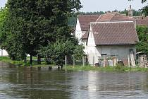 Vytrvalé deště o víkendu potrápily lidi žijící okolo řek. Situace v Lásenici. 