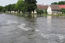 Vytrvalé deště o víkendu potrápily lidi žijící okolo řek. Situace v Lásenici. 