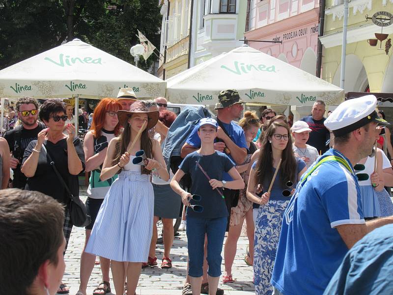 Festival Okolo Třeboně již tradičně zahájil prázdniny, v sobotu 4. července se na zámeckém nádvoří představila zpěvačka Jana Rychterová, kapela Epydemye a Xindl X.