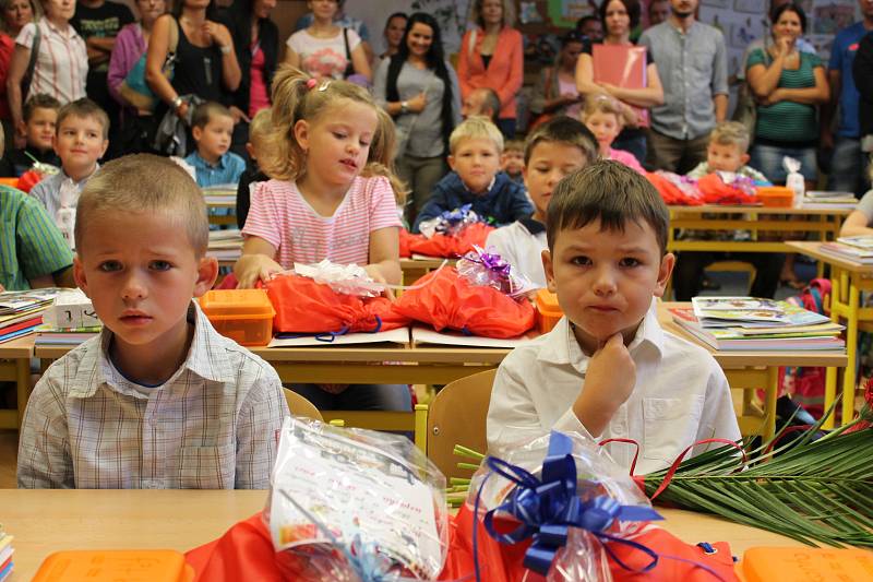 Prvňáčci dnes poprvé přišli také do 2. ZŠ v Jindřichově Hradci.