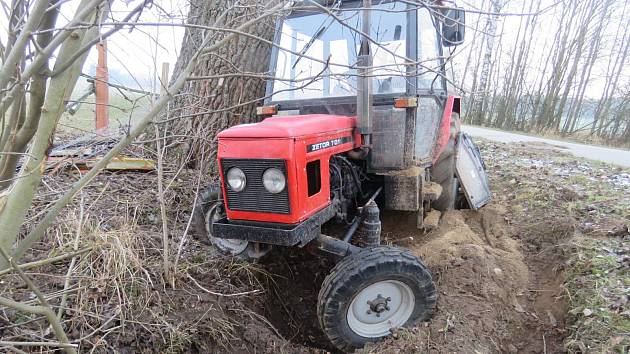 Traktor, který si opilec na cestu vypůjčil, zůstal nabouraný u silnice.