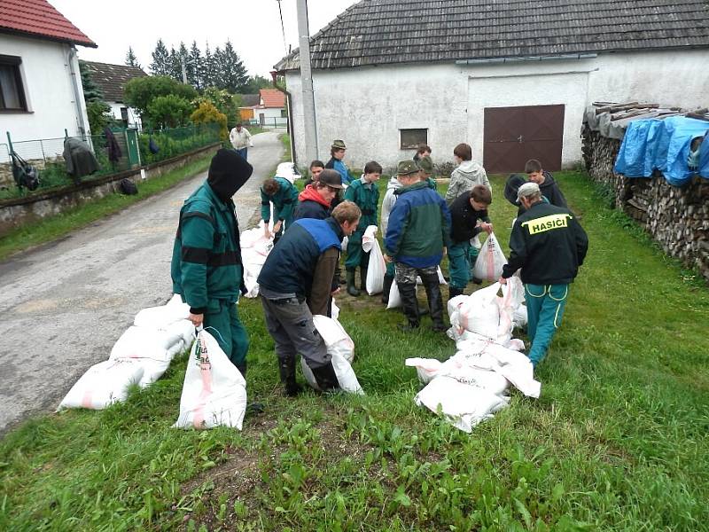 Ve Staré Hlíně se v úterý celý den připravovali na příchod vody od rozvodí. Dorazila k večeru.