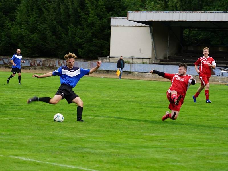 Fotbalisté Chlumu (v červeném) doma nestačili na společný tým Číměře a novobystřického béčka, kterému podlehli 1:5.