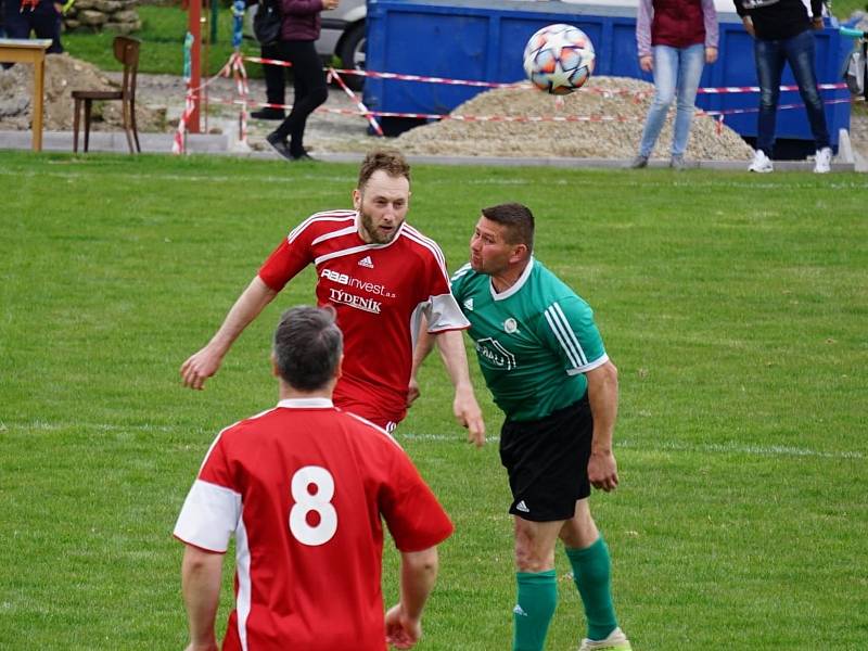 Fotbalisté Chlumu (v červeném) dokázali v 18. kole OP zvítězit na číměřském trávníku 3:2.