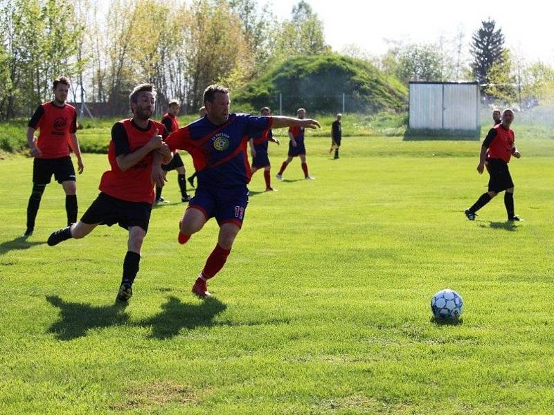 Fotbalisté Rapšachu (v modročerveném) si doma poradili se společným týmem velenického béčka a Nové Vsi, který porazili jednoznačně 4:0.