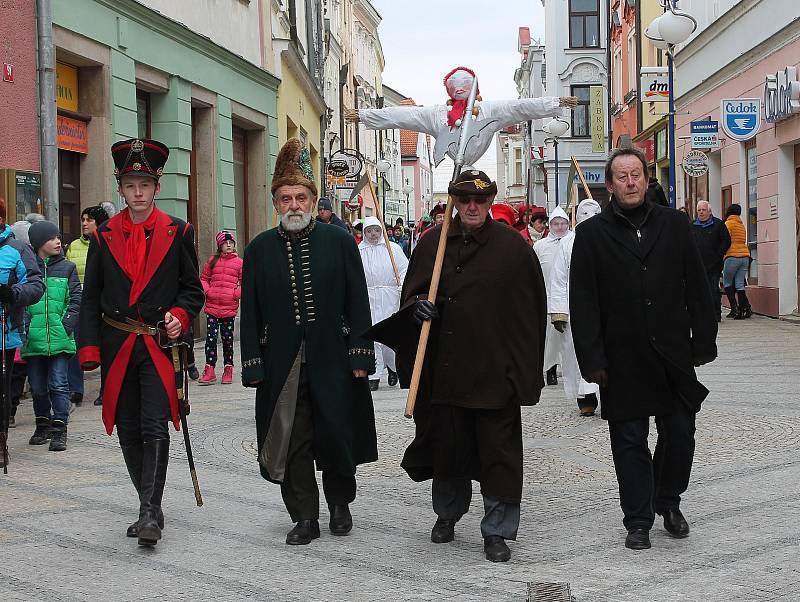 V Jindřichově Hradci může začít jaro. Baráčníci vynesli smrtku z města.