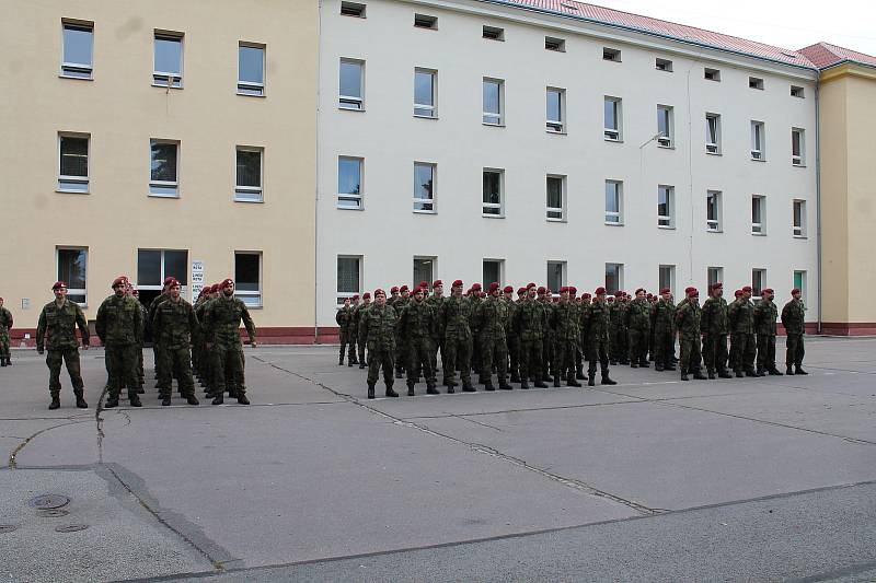 Vojáci v Jindřichově Hradci si slavnostním nástupem připomněli Den ozbrojených sil.