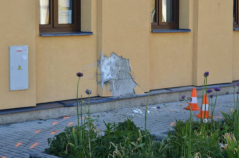 Tragický střet auta s chodcem v Kardašově Řečici na přechodu u školy. Na snímku je vidět, jak auto po střetu narazilo do zdi budovy školy.