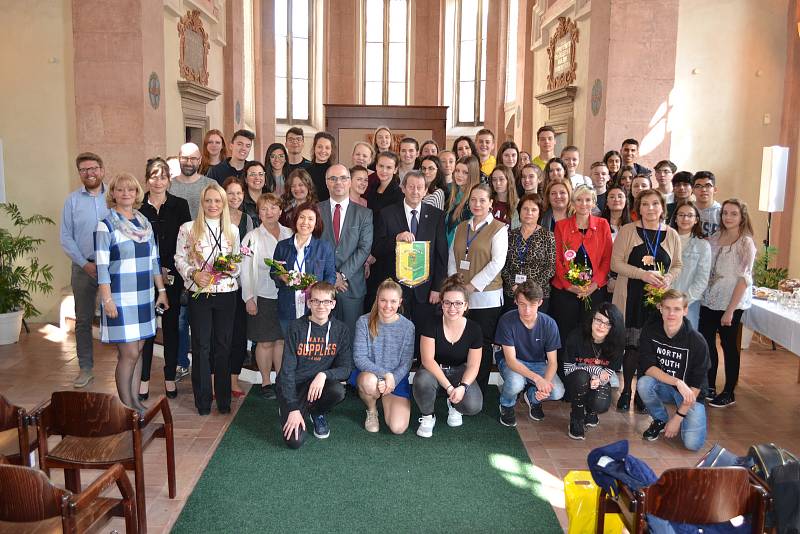 Studenty a učitele zahraničních škol přivítal v kapli sv. Maří Magdaleny starosta Stanislav Mrvka.