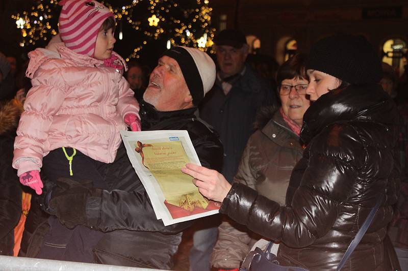 Jindřichohradecké náměstí Míru zaplnily při celorepublikové akci Česko zpívá koledy stovky lidí.