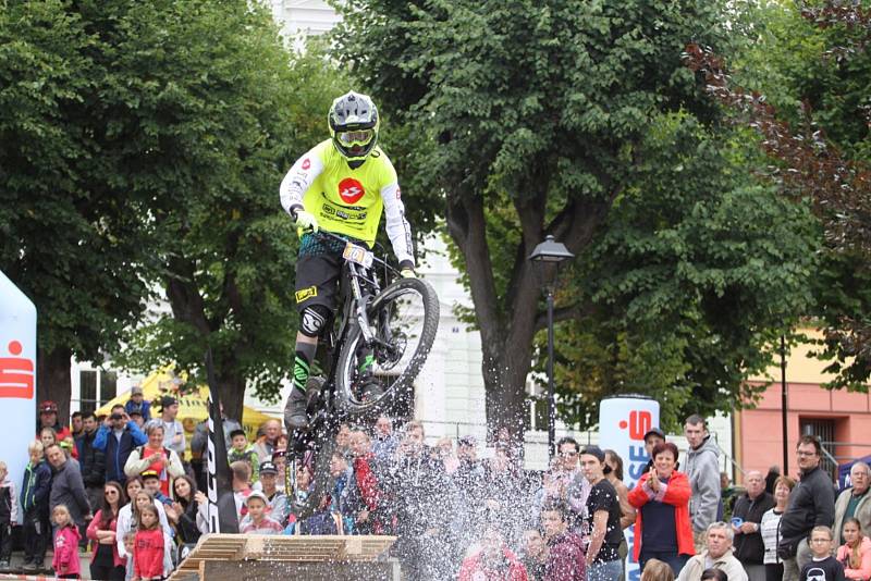 Z jízdy odvážných bikerů, kteří se řítili z dačické věže až na náměstí, se mnohdy tajil dech.