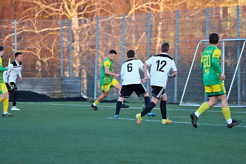 Fotbalisté Třebětic (v zelenožlutém) zahájili jaro excelentně. V dohrávce 12. kola na třeboňské umělce rozdrtili českobudějovickou Lokomotivu 9:1.