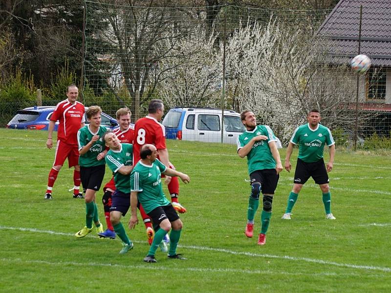 Fotbalisté Chlumu (v červeném) dokázali v 18. kole OP zvítězit na číměřském trávníku 3:2.