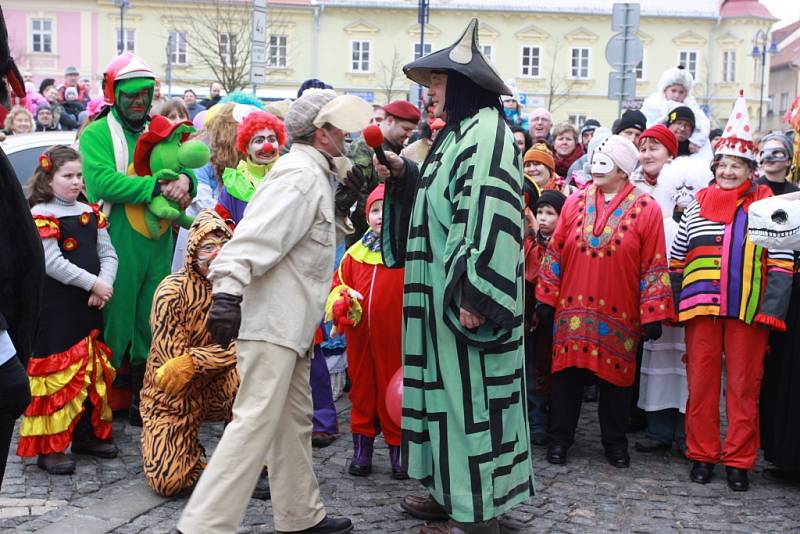 Masopustní průvod centrem Jindřichova Hradce skončil na náměstí Míru, kde se konaly soutěže v pojídání zabijačkových specialit.