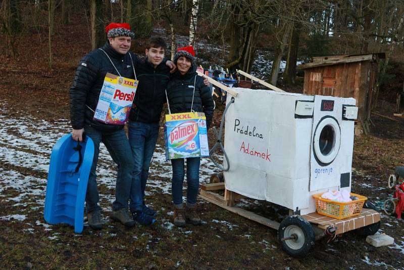 Při silvestrovském sjezdu v Horní Radouni se letos obešli i bez sněhu, vozítka jezdila na kolečkách.