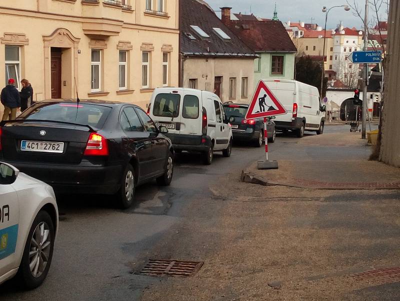 Uzavírka Václavské ulice komplikuje život řidičům i chodcům.