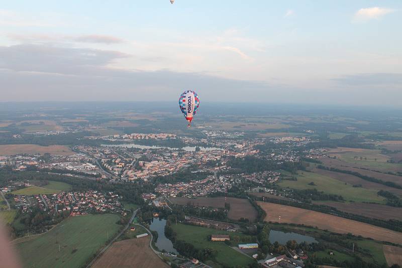 Piloti absolvovali ve středu večer první soutěžní let.