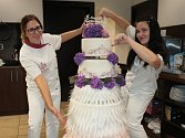 Rekordně velký svatební dort vážil víc než sto kilo.