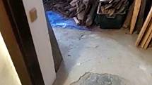 Ve sklepě domu na Jindřichohradecku bylo nalezeno v sudu pod betonem tělo zavražděného.